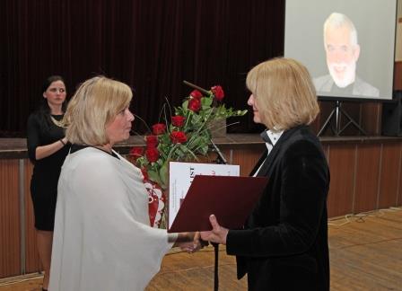 Mgr. Zuzana Kmeťová riaditeľka odboru kultúry a cestovného ruchu Úradu ŽSK odovzdáva ocenenie IN MEMORIAM pre Olega Dlouhého do rúk jeho manželky Viery Dlouhej